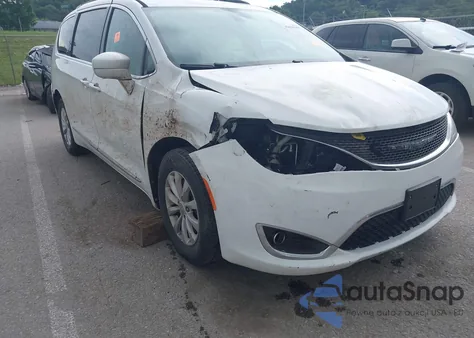 2017 Chrysler Pacifica Touring-L z USA, uszkodzony, nr VIN 2C4RC1BG7HR621056